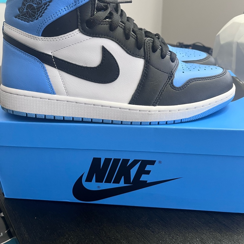 Air Jordan 1 Retro High OG Sneakers UNC Toe